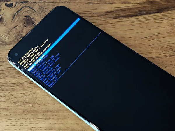 Smartphone con schermata nera e non si accende: cosa fare subito