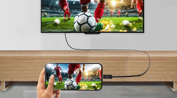 Come collegare lo smartphone alla TV: tutti i metodi che funzionano davvero