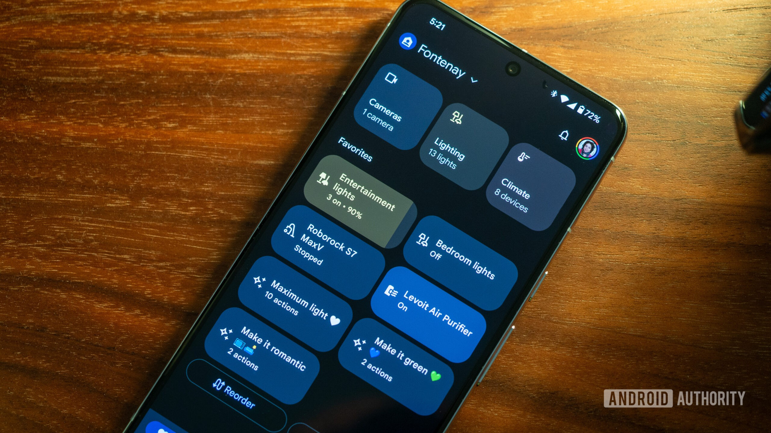 Bug di Google Home accende le luci smart da solo