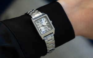 Casio porta negli USA il nuovo orologio quadrato retrò in acciaio