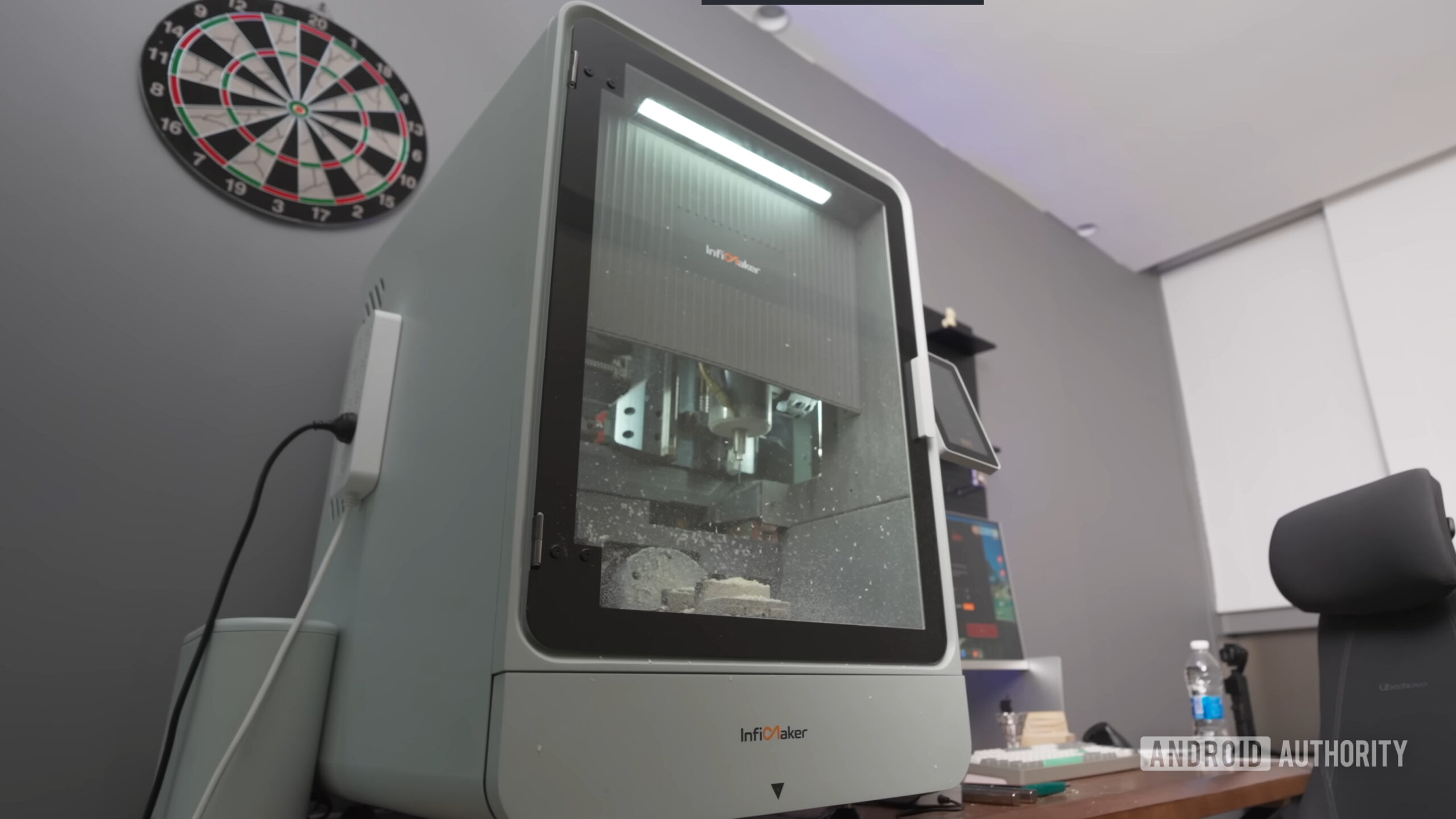 Mini fresatrice CNC che scolpisce in 3D da foto: l'AI fa il lavoro