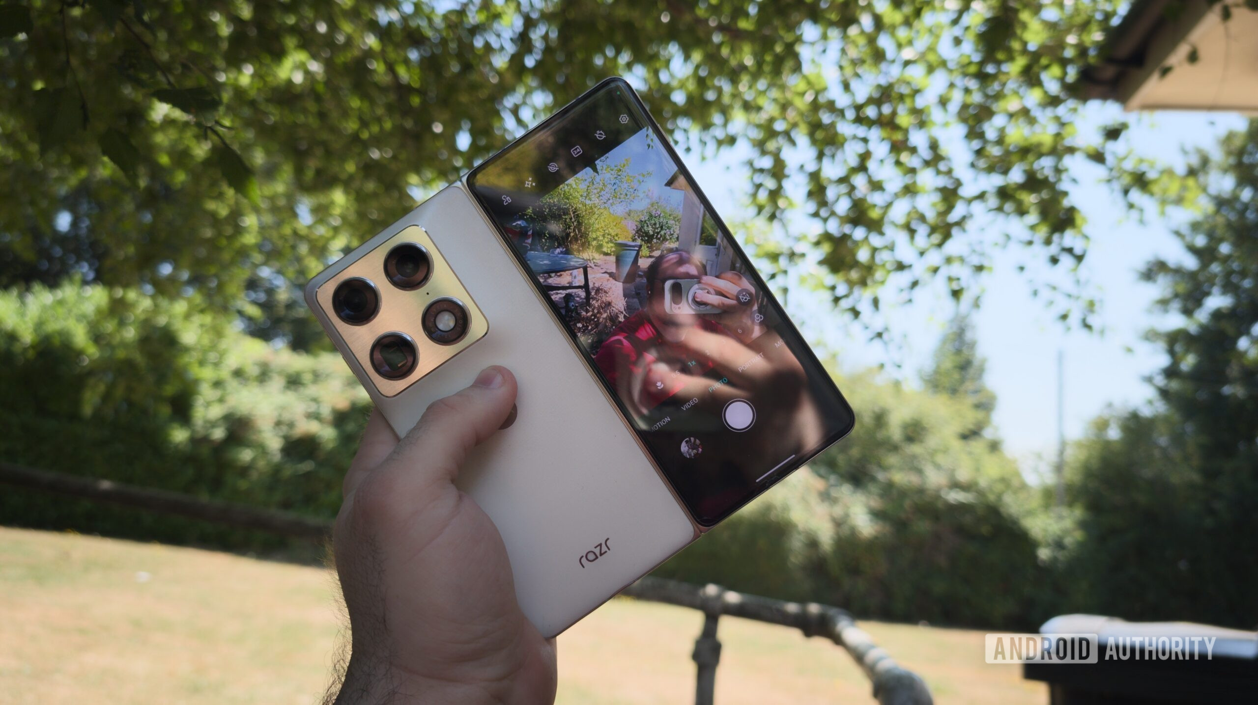 Motorola Razr Fold: il problema accessori che nessuno dice