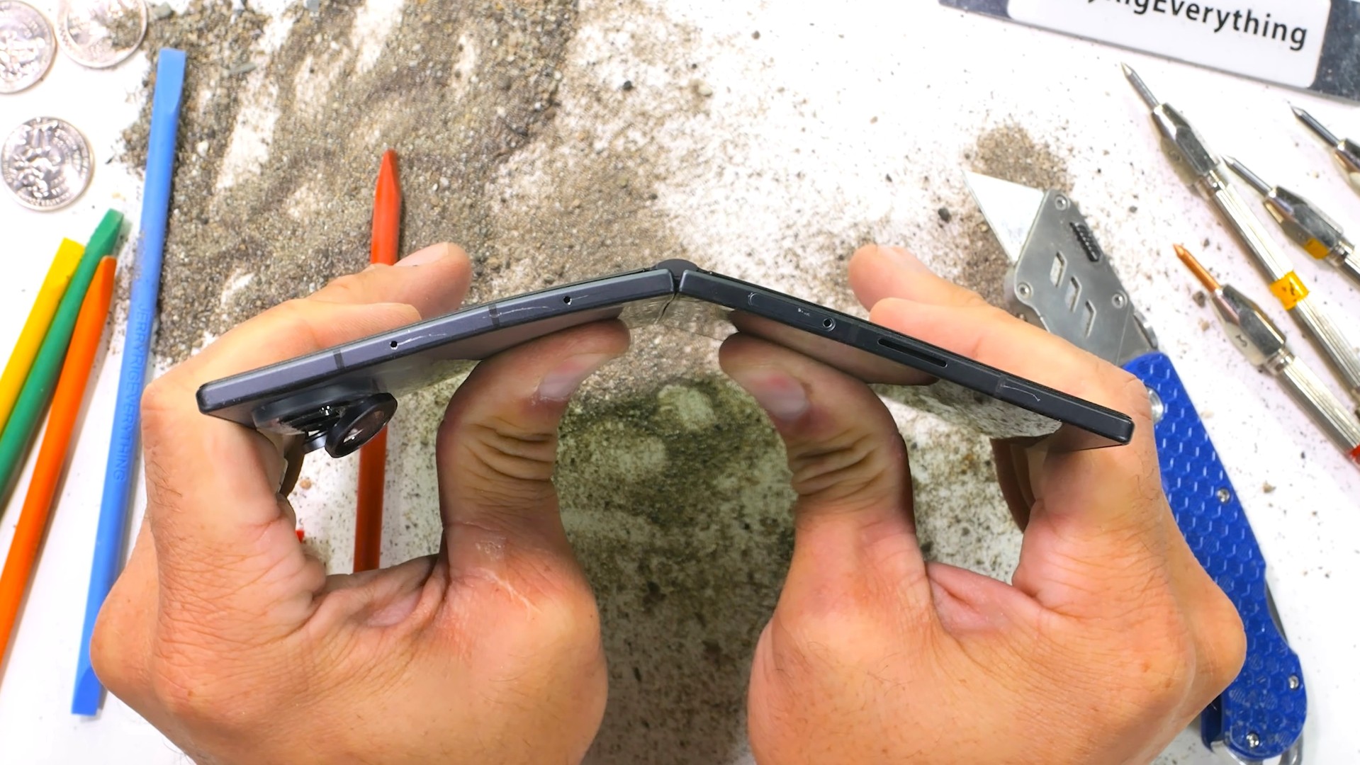 Samsung Galaxy Z Fold 8 al test di resistenza: quanto regge?