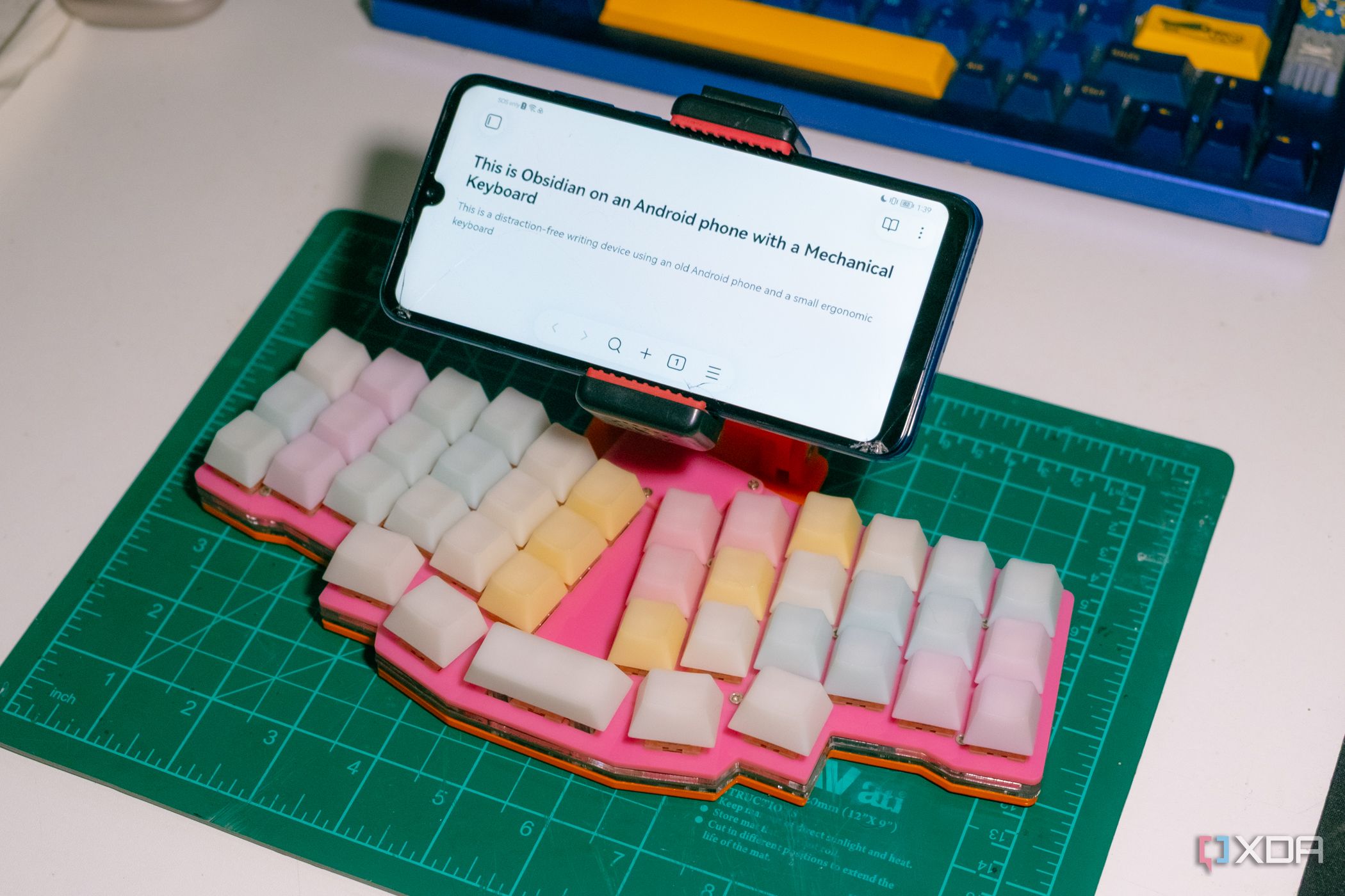 Ho trasformato il mio vecchio smartphone in una macchina da scrivere senza distrazioni