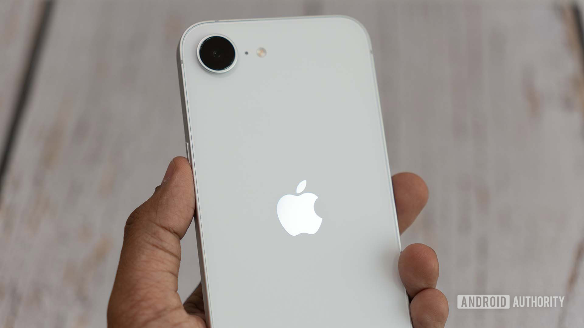 Noleggiare lo smartphone è un'idea flop: solo 1 su 4 italiani la considererebbe