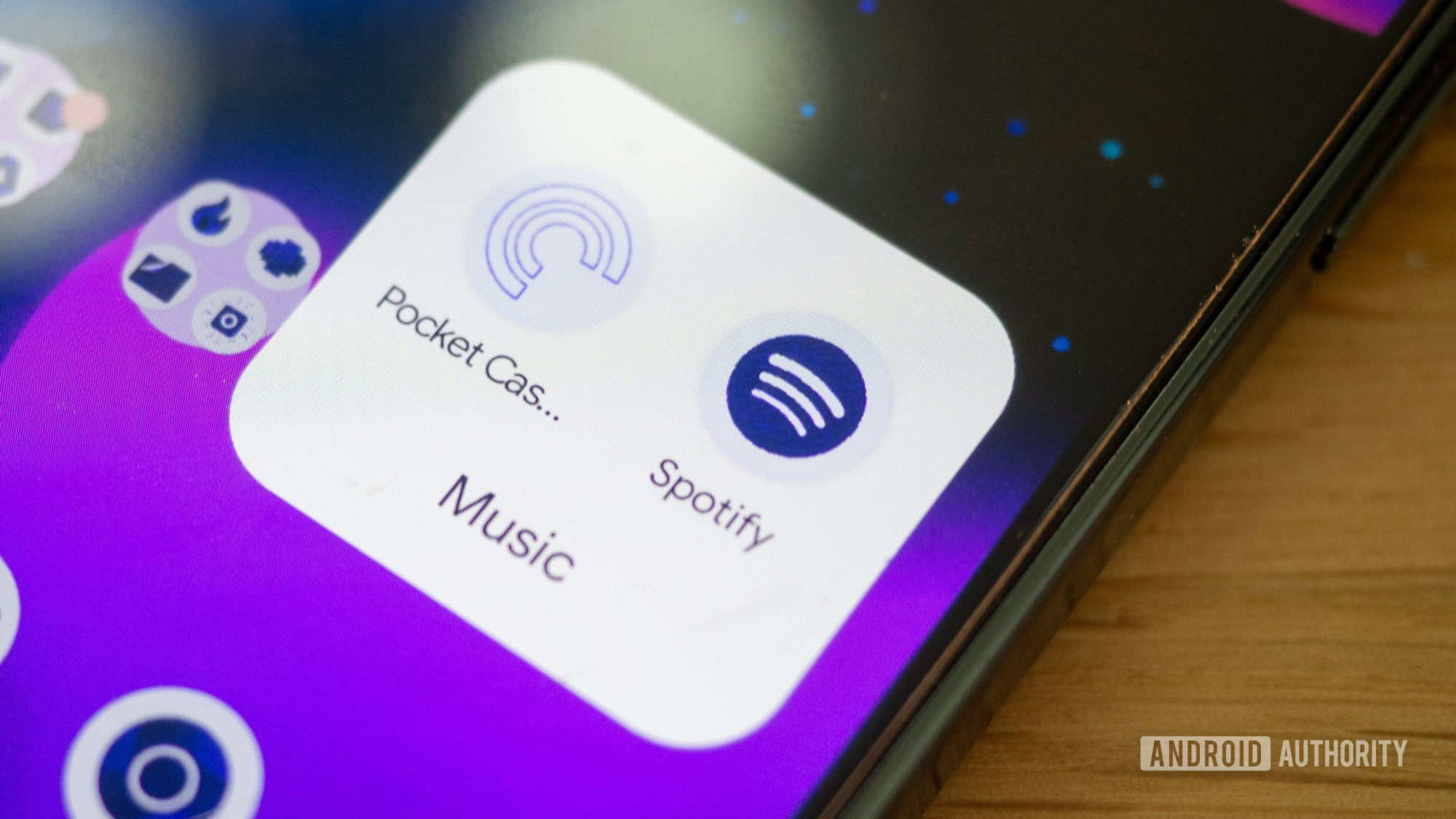 Spotify etichetta gli artisti IA e smette di consigliarli