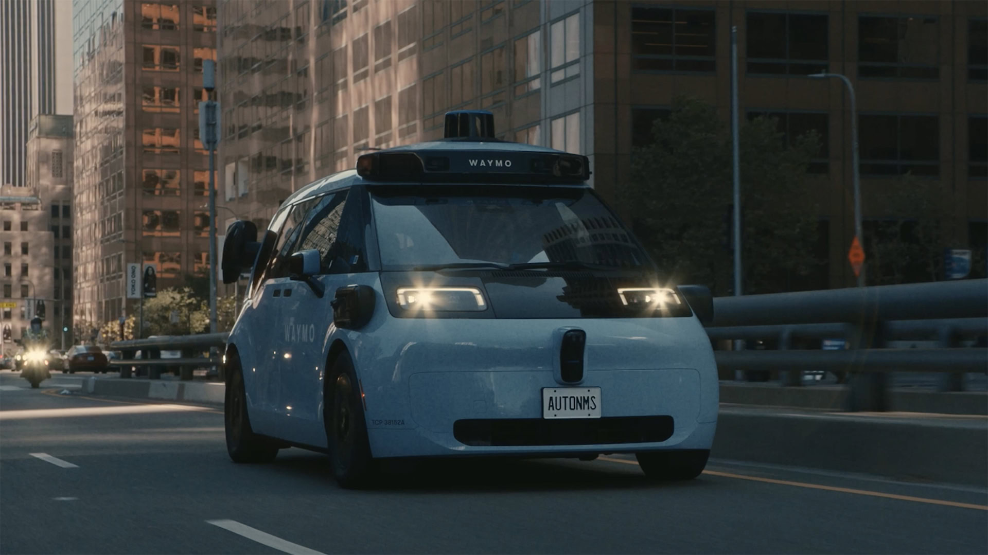 Waymo integra Gemini nelle auto a guida autonoma